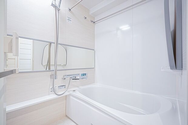浴室換気乾燥機が設置されています。季節や天候を問わず、いつでも快適に利用可能です。