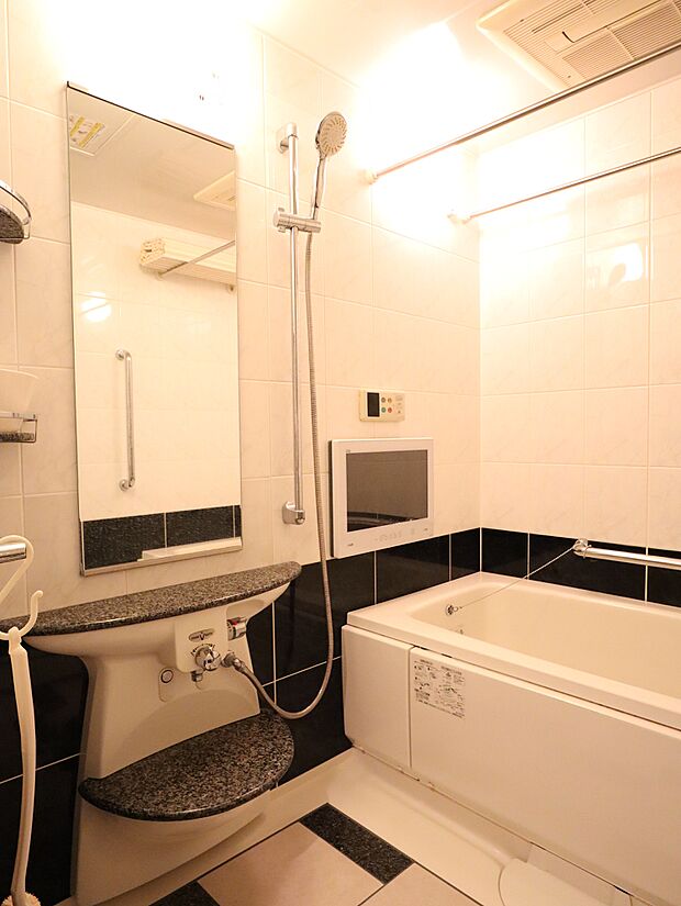 浴室は、浴室換気乾燥機、追い焚き機能付きです。