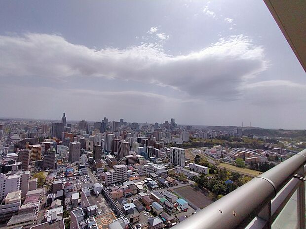 バルコニーから南東側の眺望／仙台市街地を一望