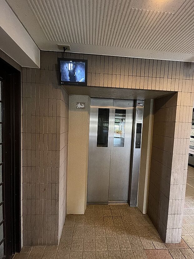 テレビモニター付きのエレベーター