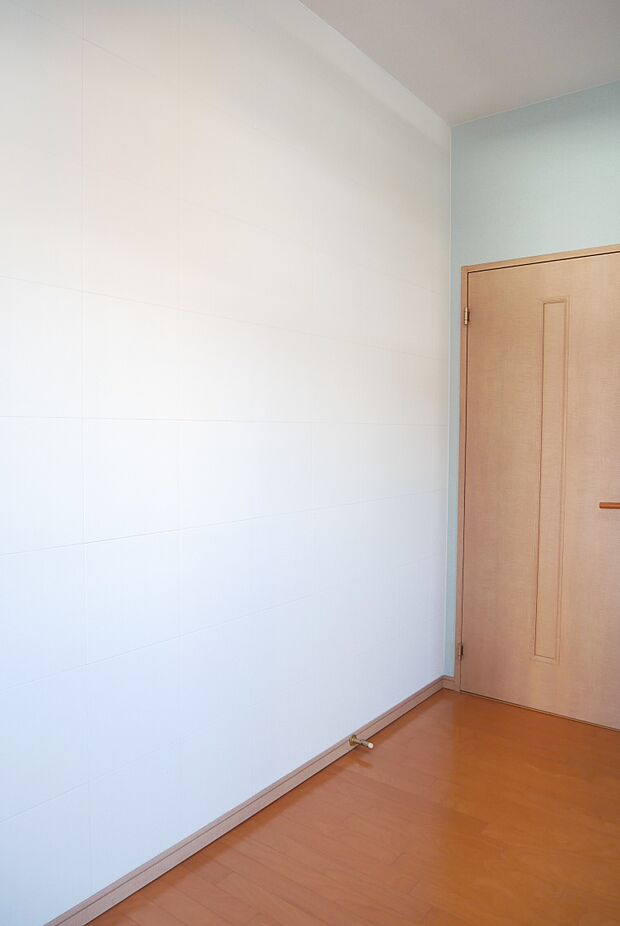 約5.5帖洋室1の壁面一面（写真左面）は消臭、吸湿効果の期待できるエコカラットがあしらわれています。