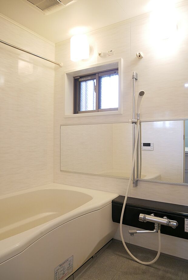 窓のある明るい浴室です　サイズは1418のゆったりサイズです。