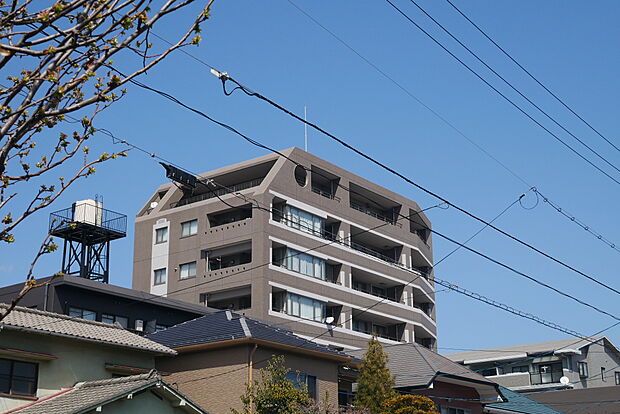 鉄筋コンクリート造、地上8階建て、全20戸のマンションです