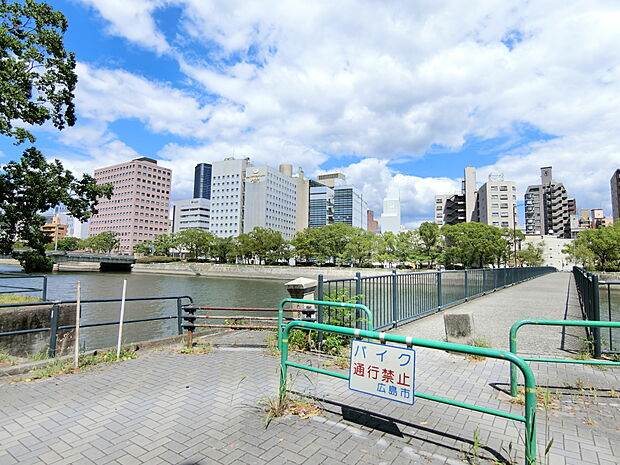 緑豊かな京橋川河畔、柳橋まで70ｍ