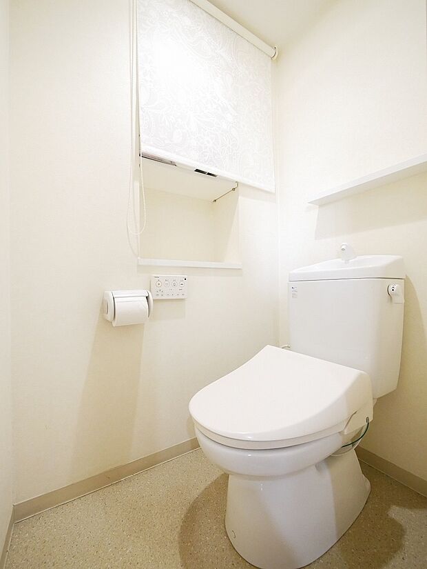 トイレ　温水洗浄便座付き。リモコンは壁付けでお手入れのしやすいタイプ