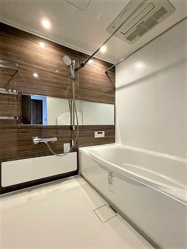 ゆったりとした1618サイズの浴室には自然換気のできる窓も付いています。