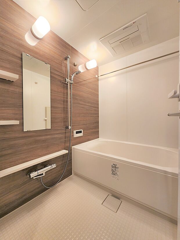 ボタン一つで追い焚き・保温・足し湯・湯張りの操作ができるセミオートバスの浴室です。