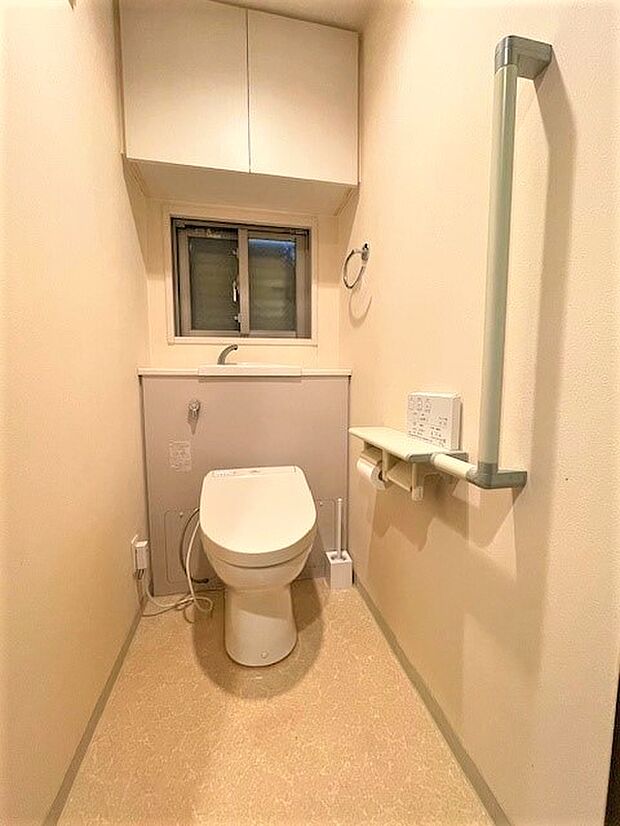 トイレにも自然換気のできる窓があります。