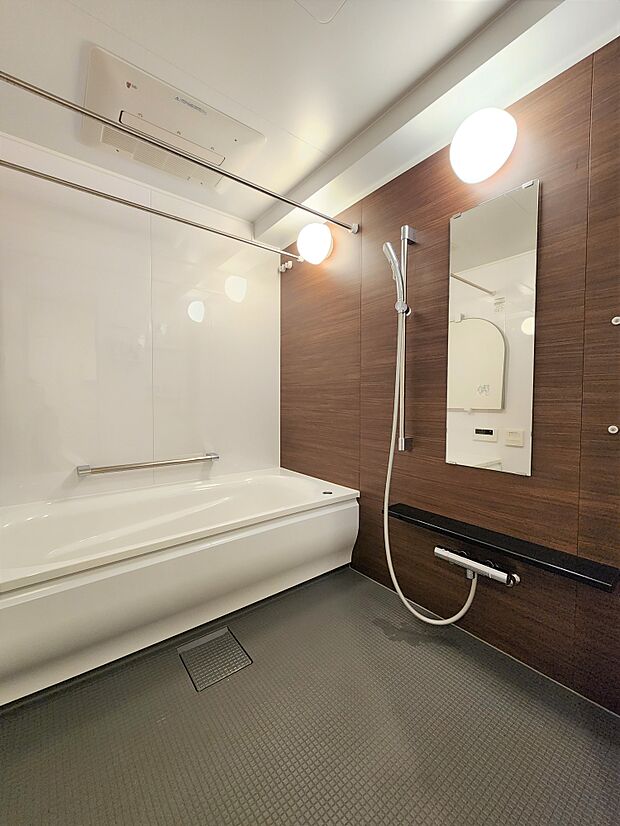 幅1.6m×奥行2.0mの規格。浴室乾燥機（ミストサウナ機能付）が設置されています。