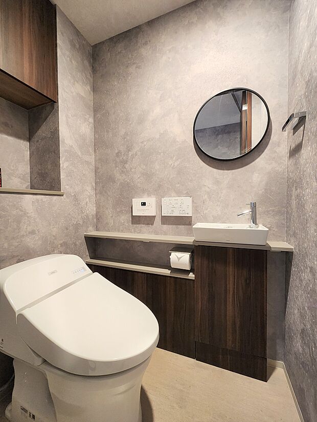 温水洗浄暖房便座付のトイレ。ロータンク式のため、広くすっきりとしたトイレ空間となります。