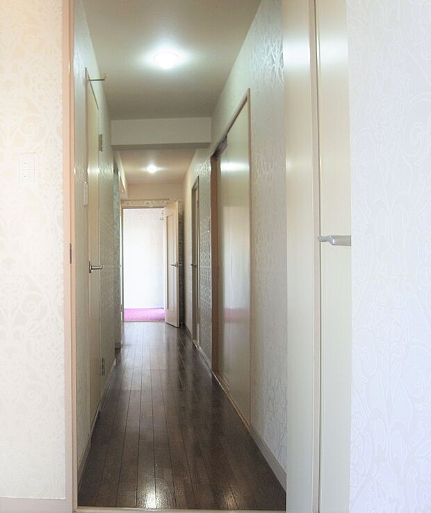 玄関より見えないプライバシー性の高い居室への廊下
