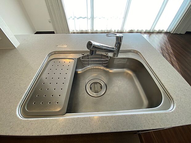 キッチンシンクには生ゴミを細かく砕くディスポーザーを設置。水仕事の音を抑える静音シンクを採用