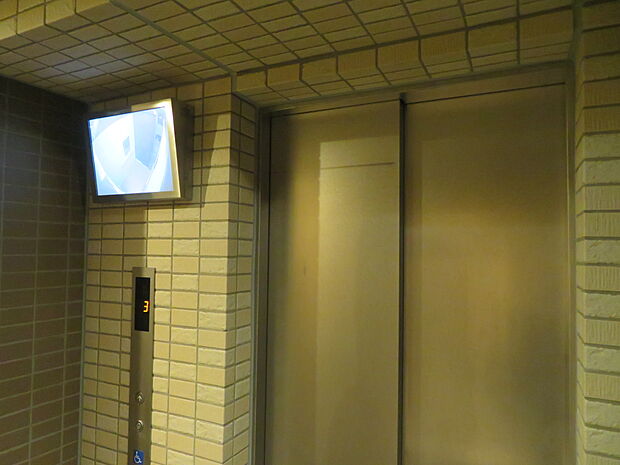 エレベーター内をテレビモニターで確認できる安心設計