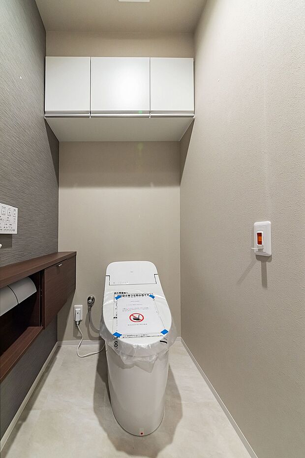 すっきりとしたデザインのタンクレストイレ仕様、手洗いカウンター付き