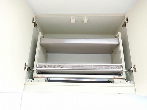 キッチン上部の吊戸棚はプルダウン式収納タイプ