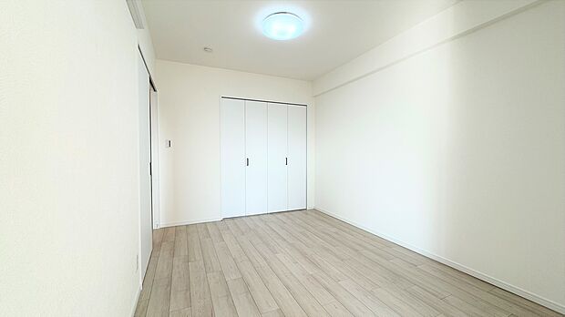 約5.2帖の洋室1、居室の扉は家具等と干渉せずに有効スペースを最大限に活用できる引戸設計。