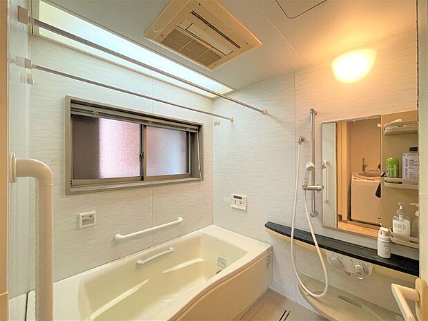 浴室に窓があり自然換気可能です。アクアジェットを装備。