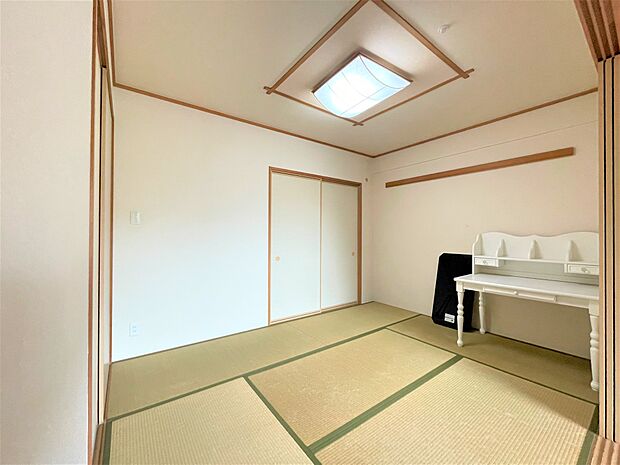 和室（応接、家事、赤ちゃんスペース、物置などさまざまな用途で使用できます。）