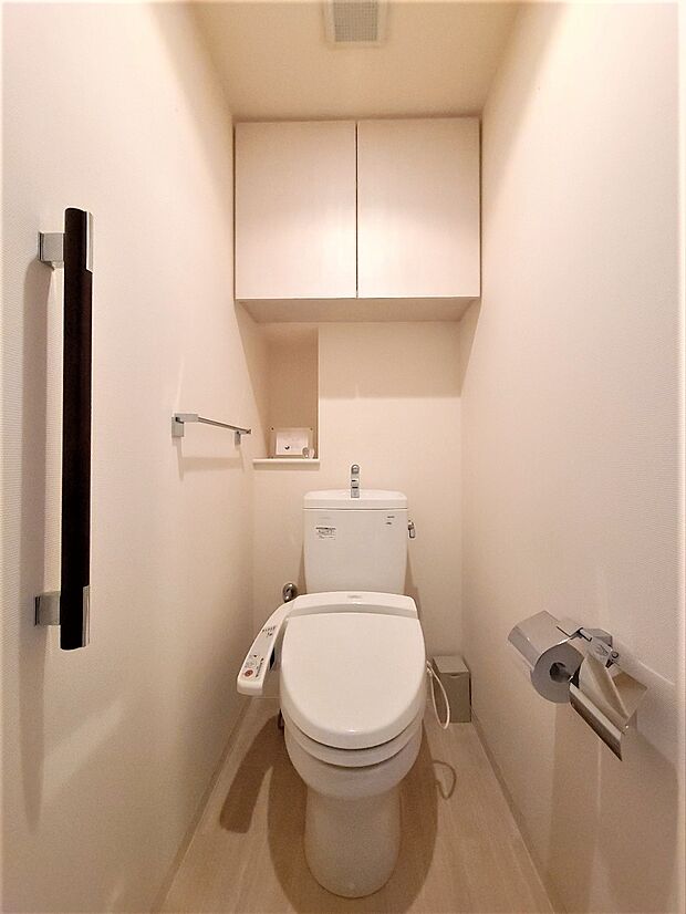 トイレには吊戸棚が設置されています。