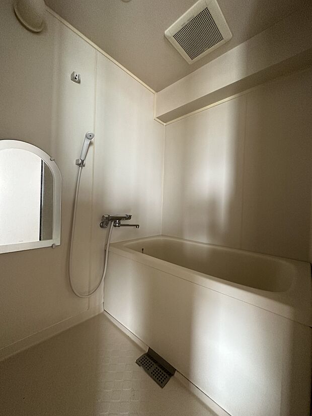 白を基調とした清潔感のある浴室