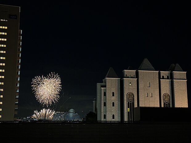 バルコニーから撮影した、メリケンパーク花火の画像