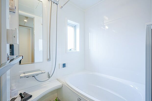 白を基調としたシンプルな窓付きのバスルーム（1216サイズ）