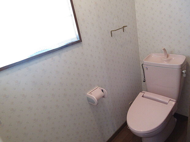 2階トイレに窓があり、明るく換気ができます