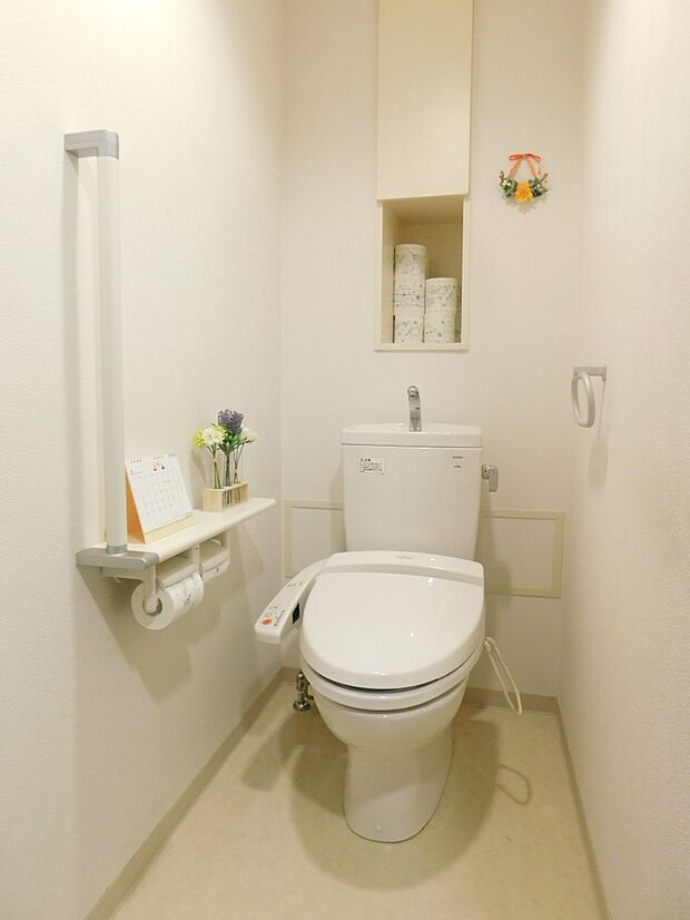 温水洗浄機能付き便座、収納棚付のトイレ