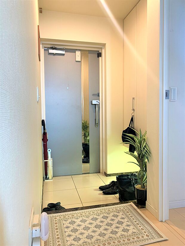 　白を基調とした高級感のある玄関　玄関扉内側には使い勝手の良い鏡を施工