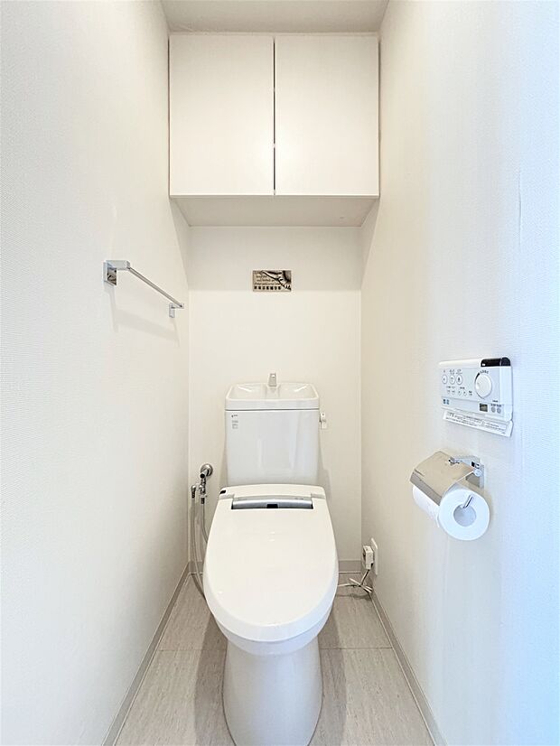 　温水洗浄機能付き便座　採用、吊戸棚　設置