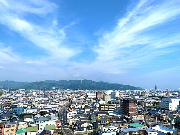 　共用廊下から北向きに撮影　富士山を遠望（眺望は永続的に保証されるものではありません。）