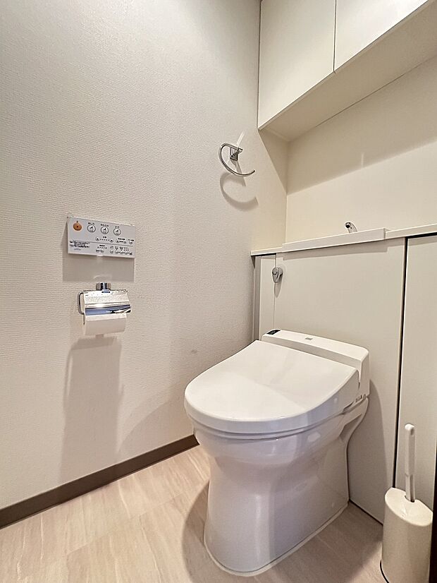 　トイレは温水洗浄機能付き（吊戸棚収納もあります）