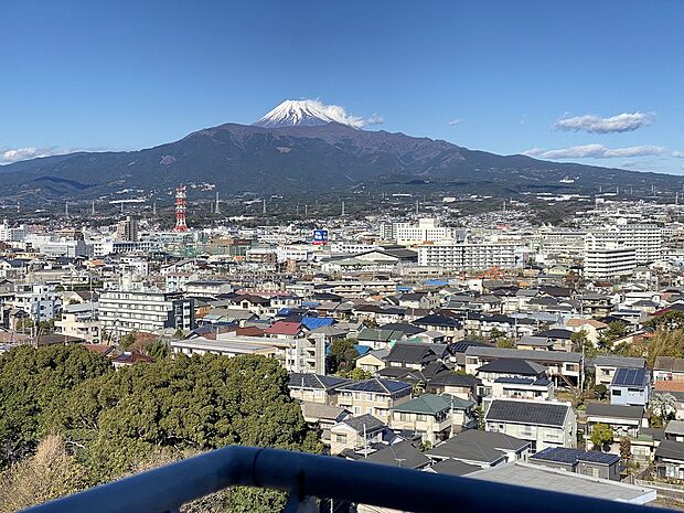 　共用廊下から富士山が望めます（眺望は永続的に保証されるものではありません）