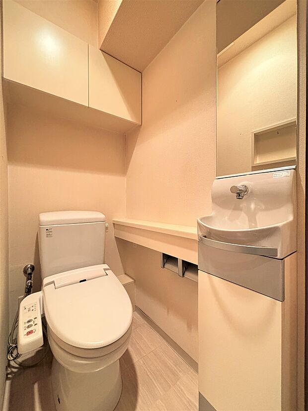 　設備内容：温水洗浄便座付トイレ　手洗い場に鏡