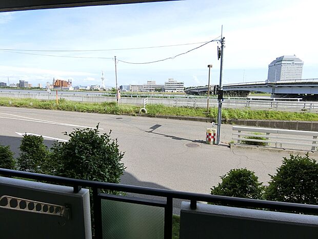 対岸の新潟県庁をはじめ信濃川の水面もご覧になれます