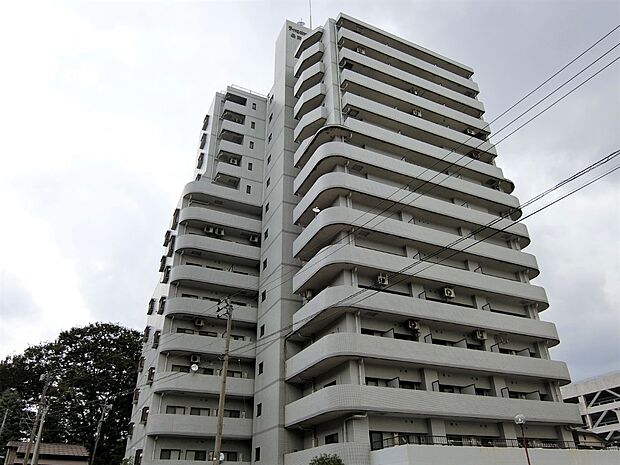 長岡駅東口に位置する14階建てマンション