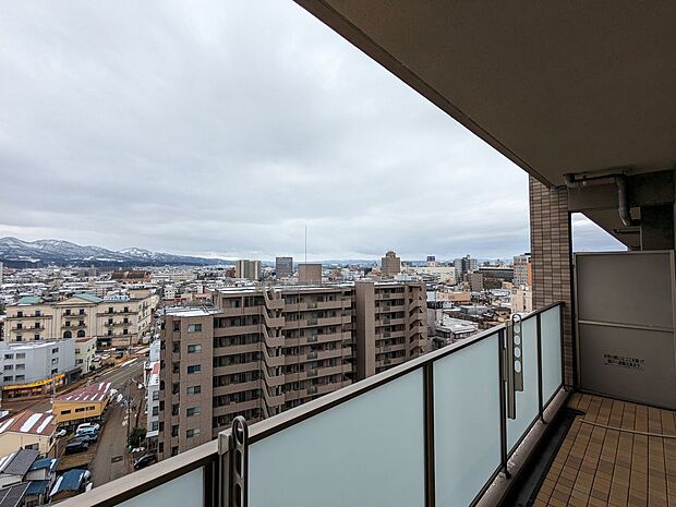 バルコニーから長岡駅方面を眺める南側眺望