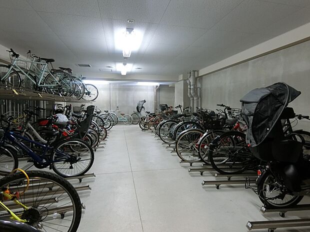 風雨の影響を受けない1階の自転車置場（使用料：月額100円〜200円）