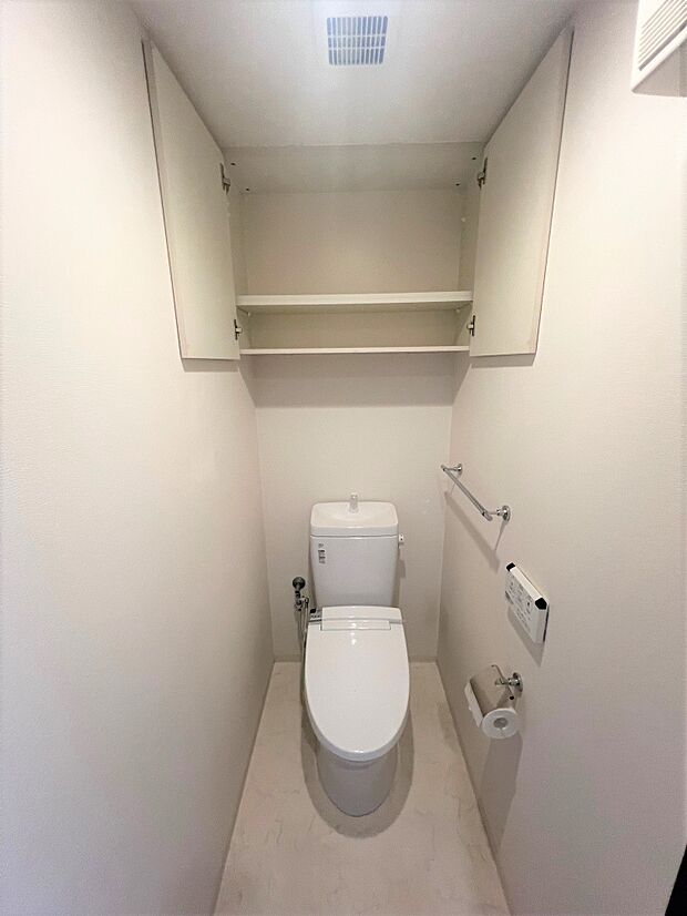 吊戸棚のあるトイレ