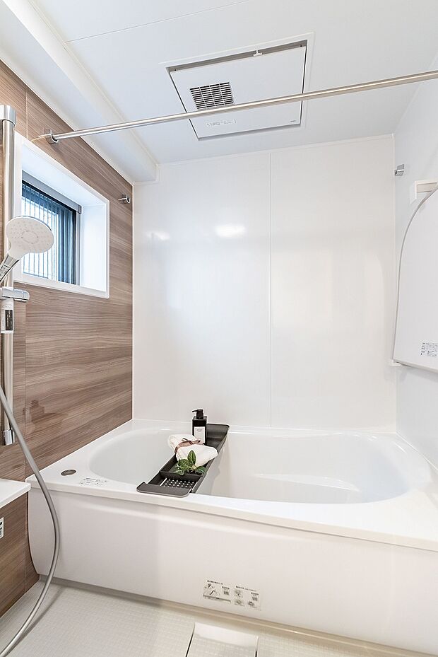 1416サイズの浴室換気乾燥機付き浴室　窓もあり風通しも良好です。