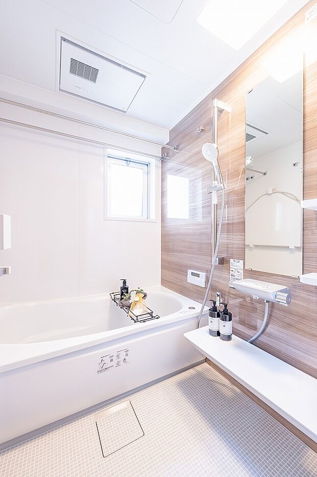 窓が設置された1416サイズの浴室換気乾燥機付き浴室