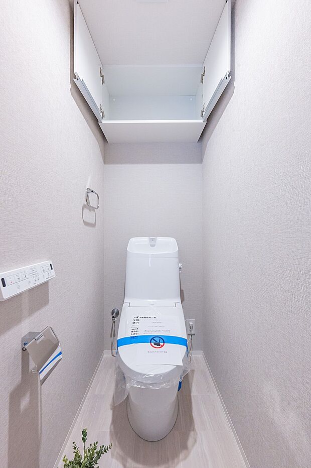 吊戸棚が設置された温水洗浄便座付きトイレ　