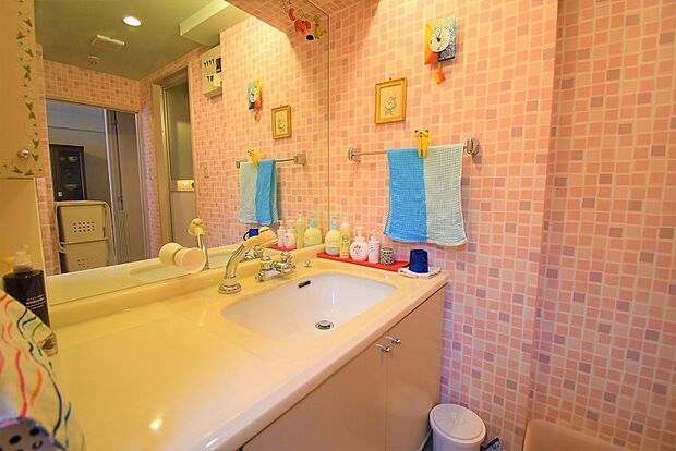 シャワー付き洗面化粧台で朝の身支度に便利です。