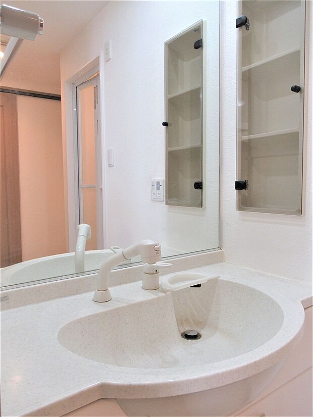 鏡が大きくサイドスペースが広い洗面台です