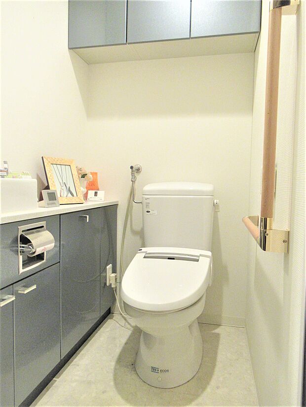 温水洗浄便座付トイレにはオンボードタイプの手洗いカウンターがあります