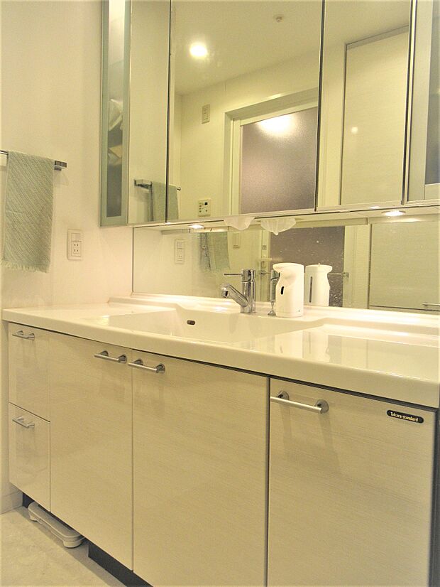 三面鏡収納付洗面台 カウンターが広く、お掃除も簡単です