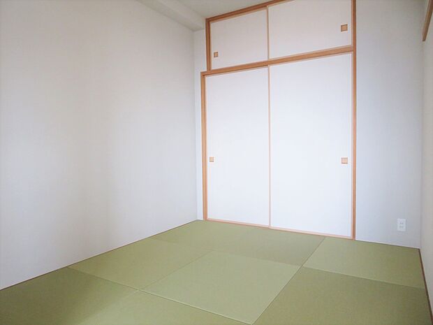 和室（約5.0帖）　おしゃれな琉球畳　押入れは、奥行き900mm、天袋付き