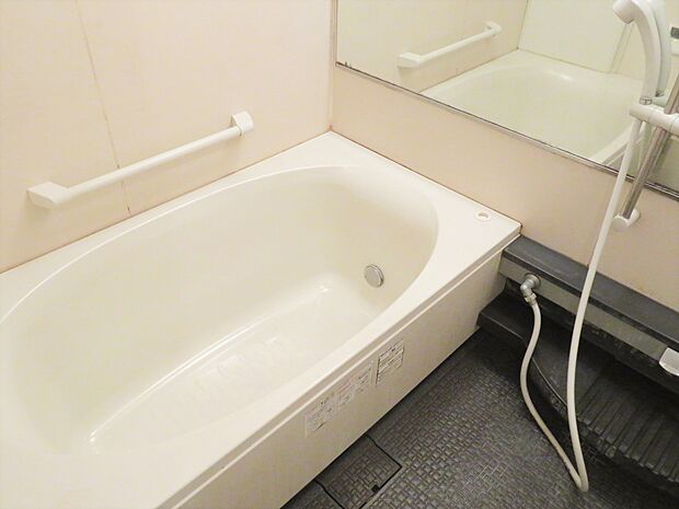 手摺り付き低床（H=450mm）バスタブ。（浴室換気乾燥暖房機付）