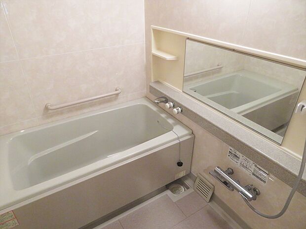 浴室（サイズ1418）　自動お湯張り・追い焚き機能付き。浴室乾燥機能付き。