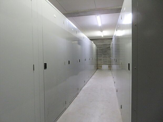 地下1階共用部に設置されたトランクルーム（各戸1つ、無料）